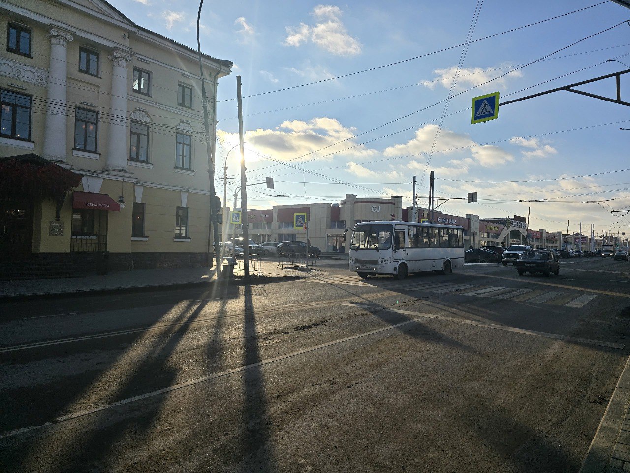 В связи с установкой дорожных знаков и одиннадцати дополнительных опор освещения в Тамбове на улице Октябрьской будет изменена геометрия проезжей части