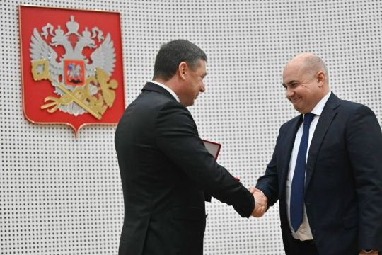 25 ноября глава области Евгений Первышов поздравил налоговиков с профессиональным праздником и 35-летием налоговой службы РФ