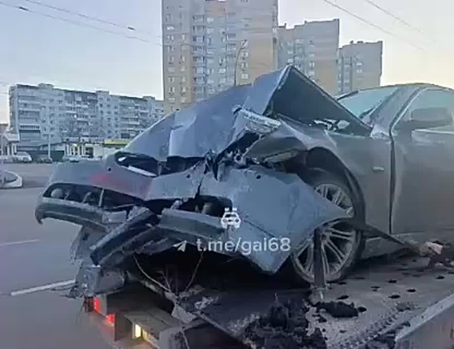 На кольце в Тамбове пьяный водитель BMW врезался в световую иллюминацию