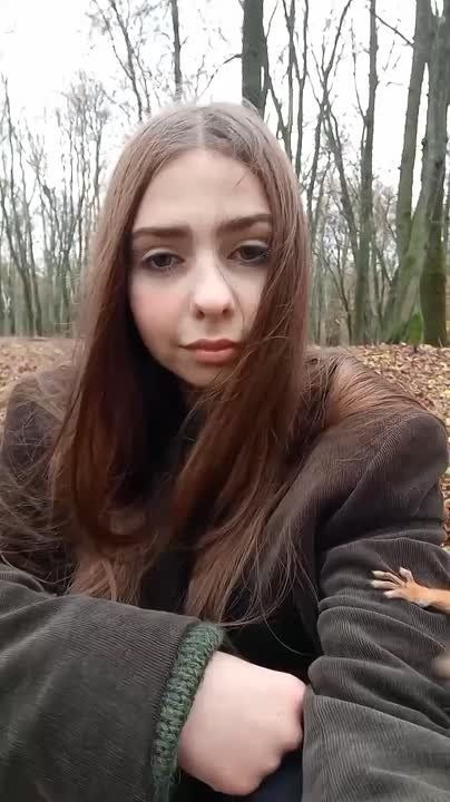 В Тамбове в Парке Дружбы белка залезла на плечо тамбовчанки