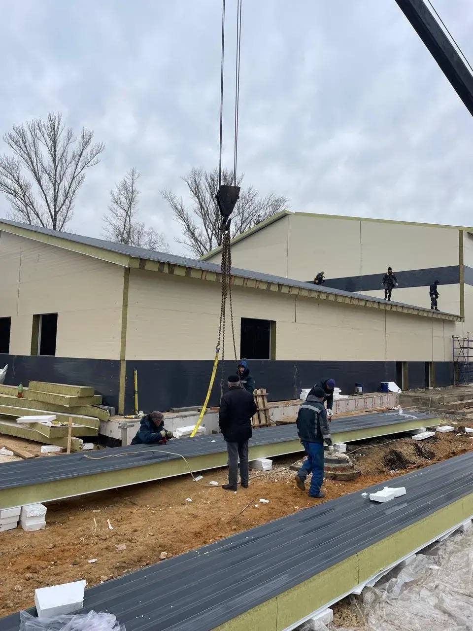 В Тамбове продолжается строительство модульной спортивной площадки на улице Рязанской