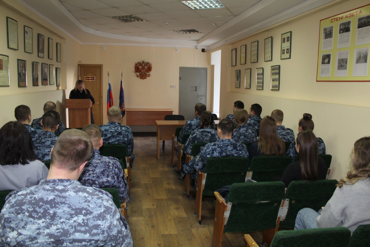 Профилактика – основа безопасности: Инспектор Госавтоинспекции провел занятие для сотрудников подразделения ФСИН России