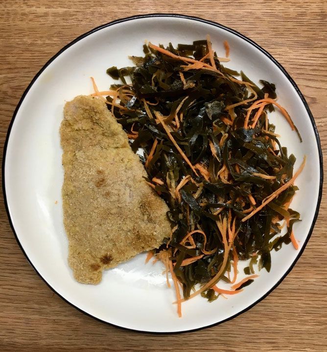 Индейка в хрустящей корочке и полезный салат из ламинарии