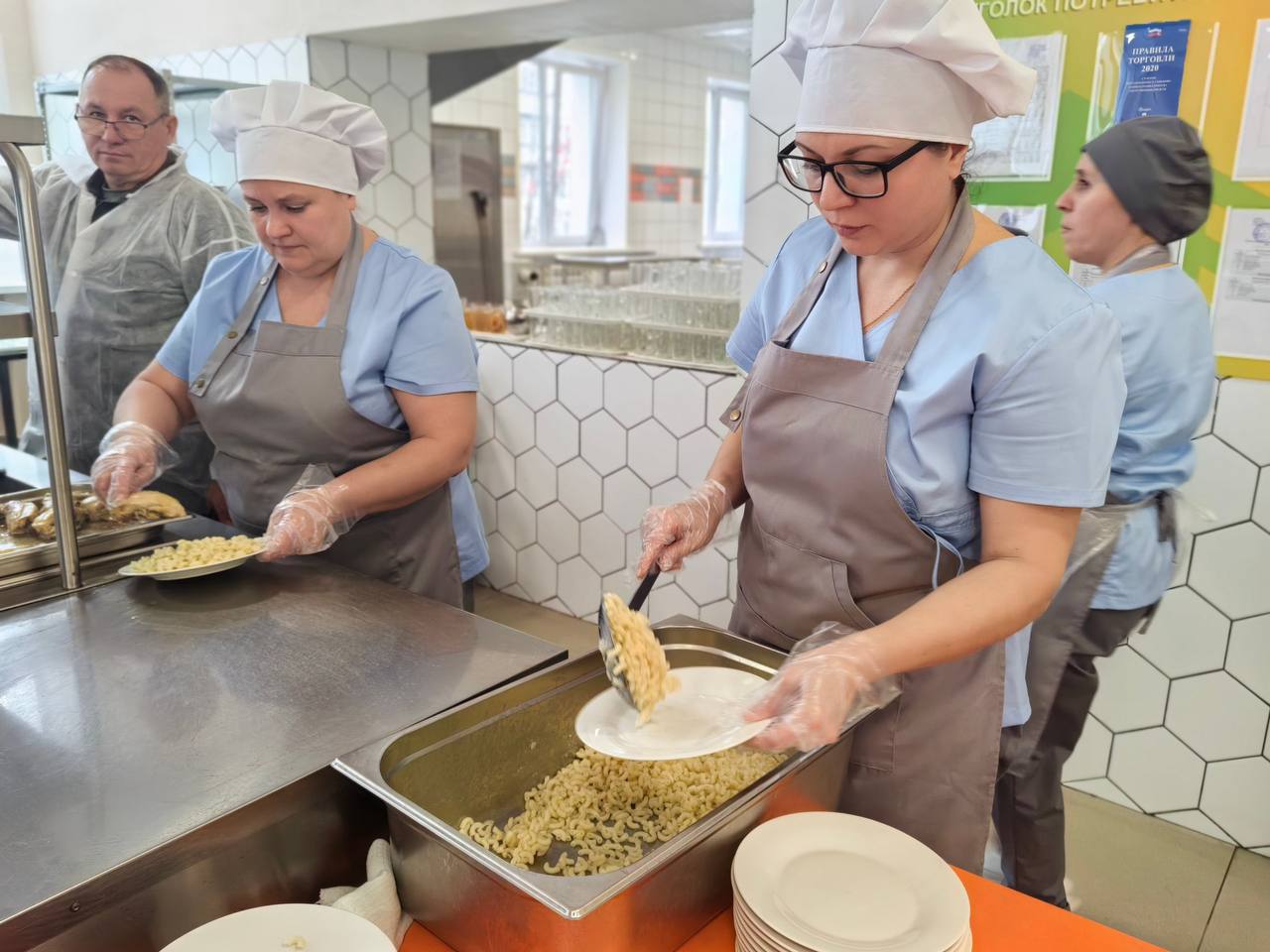 Депутаты Тамбовской городской Думы и сотрудники администрации города организовали контроль питания школьников
