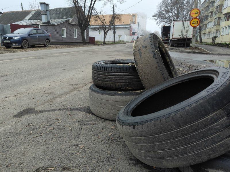 С улиц областного центра убирают автопокрышки, которые годами «украшали» клумбы жилых домов и определяли границы зеленых зон частной застройки