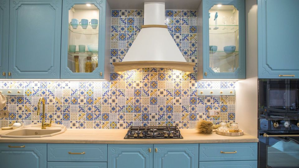 Спрячьте «Антижир»: застарелый налет с кухонных шкафов отмоет состав из двух ингредиентов