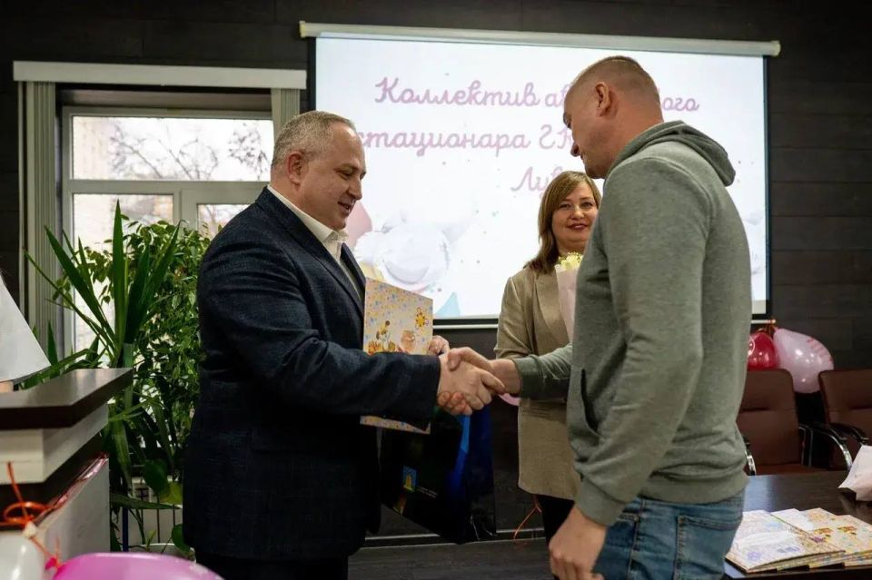 Максим Косенков: Каждый год накануне Дня матери в торжественной и особой душевной обстановке проходит выписка новорожденных из акушерского стационара городской больницы имени Архиепископа Луки