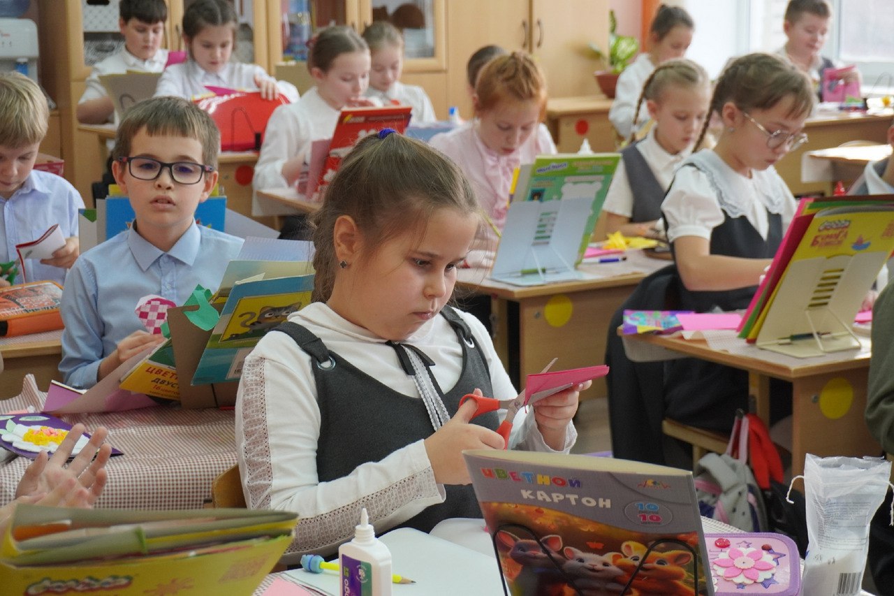 Десятки мероприятий прошли в тамбовских школах ко Дню матери Десятки мероприятий прошли в тамбовских школах ко Дню матери