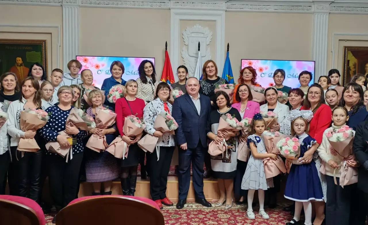 Максим Косенков: Дорогие наши мамы!. Примите самые сердечные поздравления с Днём матери! Этот прекрасный праздник дарит нам возможность выразить вам свою безграничную любовь и благодарность Максим Косенков: Дорогие наши мамы!. Примите самые сердечные поздравления с Днём матери! Этот прекрасный праздник дарит нам возможность выразить вам свою безграничную любовь и благодарность