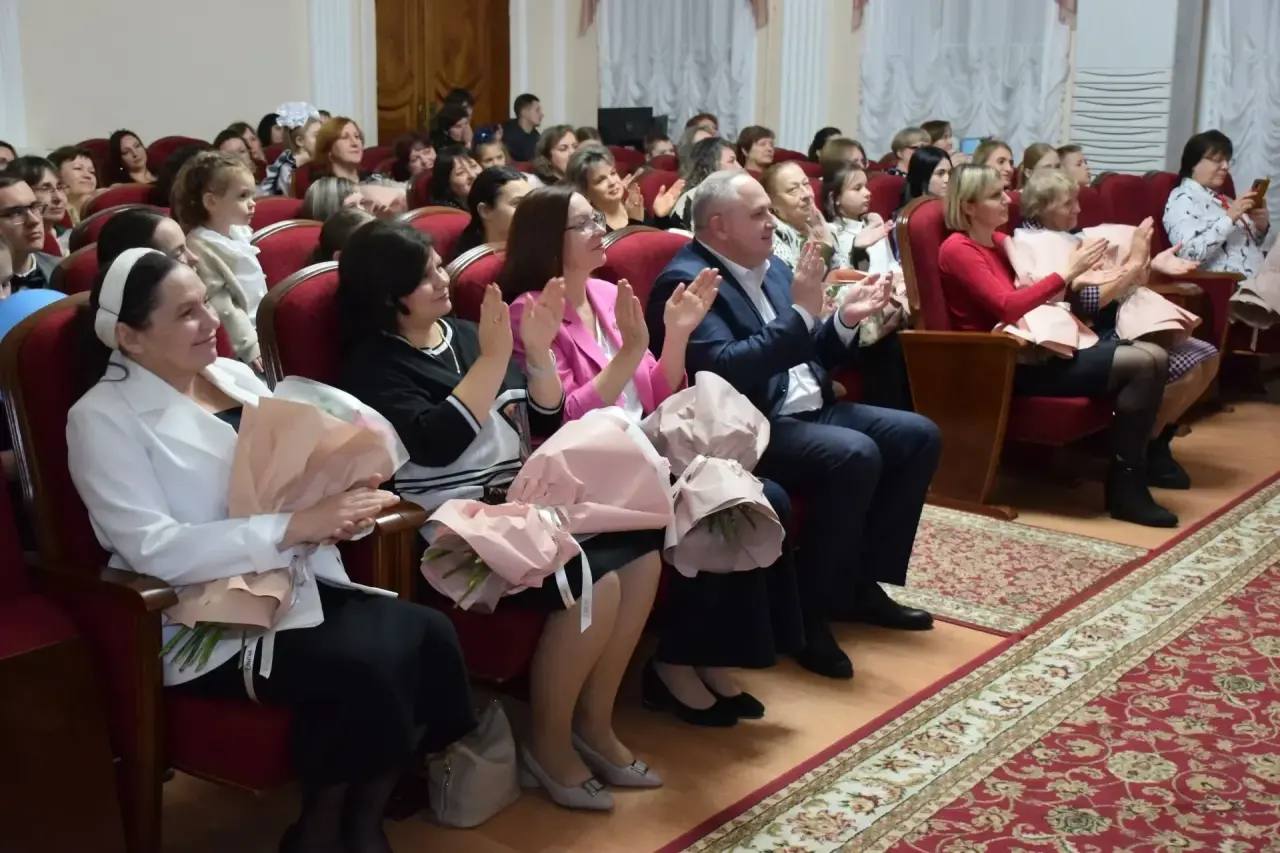 Максим Косенков: Дорогие наши мамы!. Примите самые сердечные поздравления с Днём матери! Этот прекрасный праздник дарит нам возможность выразить вам свою безграничную любовь и благодарность Максим Косенков: Дорогие наши мамы!. Примите самые сердечные поздравления с Днём матери! Этот прекрасный праздник дарит нам возможность выразить вам свою безграничную любовь и благодарность