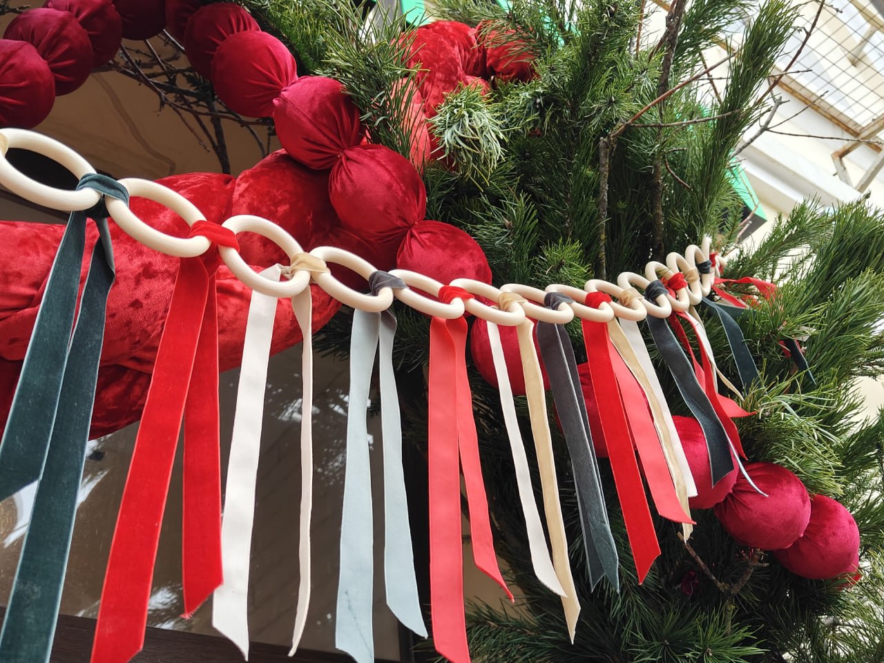 Новогодние ёлки украсили Французский сквер и сквер Сенько Новогодние ёлки украсили Французский сквер и сквер Сенько