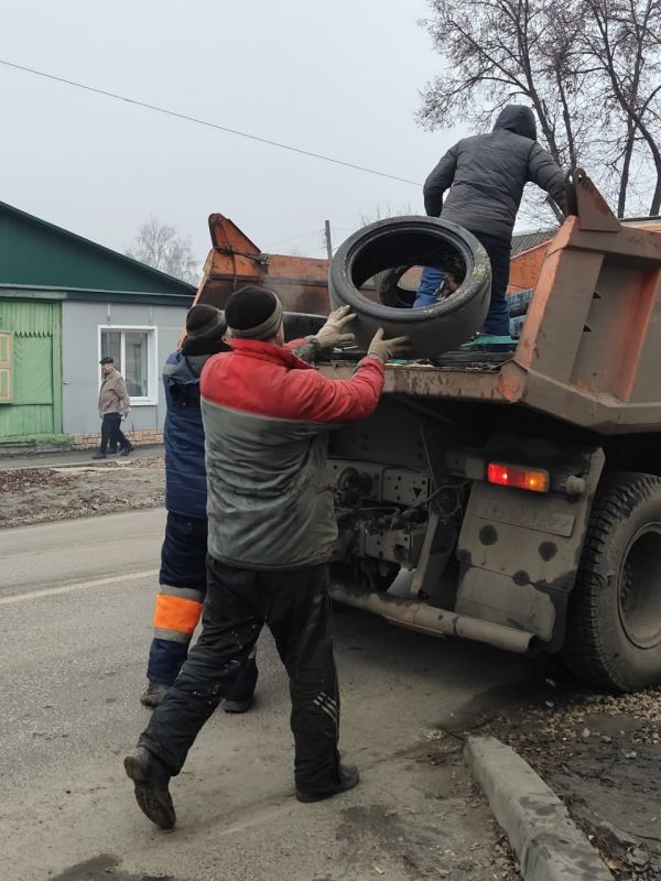 Улицы Тамбова очищают от старых автопокрышек