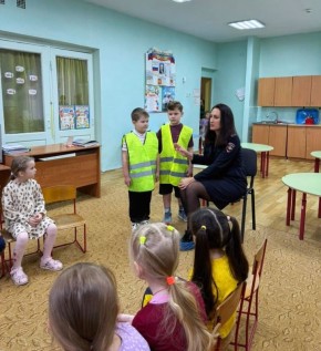 В детский сад села Петровское пришли сотрудники Госавтоинспекции с уроком безопасности
