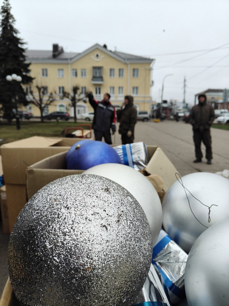 На Гастелло поставили новогоднюю ёлку На Гастелло поставили новогоднюю ёлку