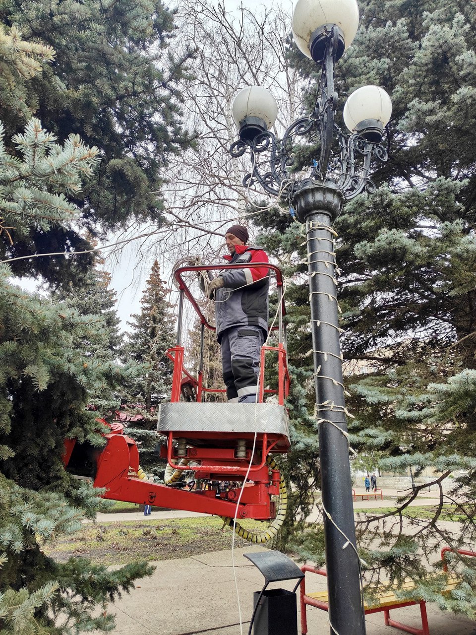 На Гастелло поставили новогоднюю ёлку На Гастелло поставили новогоднюю ёлку