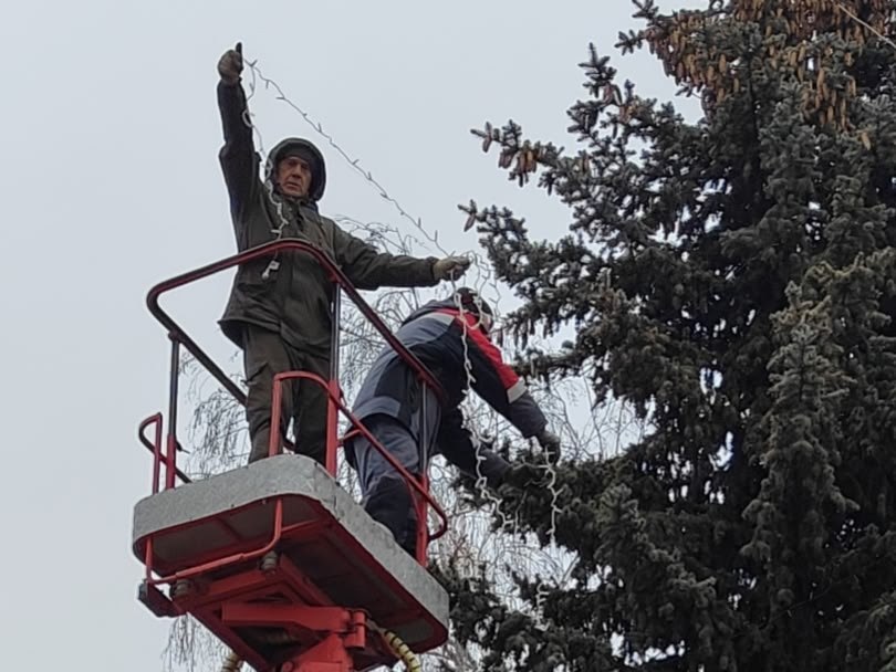 На Гастелло поставили новогоднюю ёлку На Гастелло поставили новогоднюю ёлку