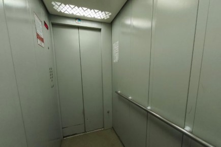 Более половины домов, включенных в программу капремонта, не накопили на ремонт лифтов