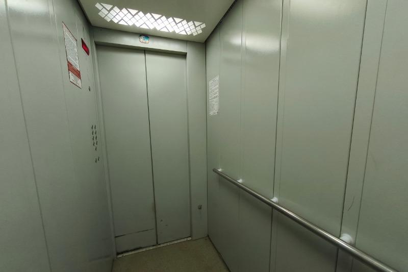 Более половины домов, включенных в программу капремонта, не накопили на ремонт лифтов