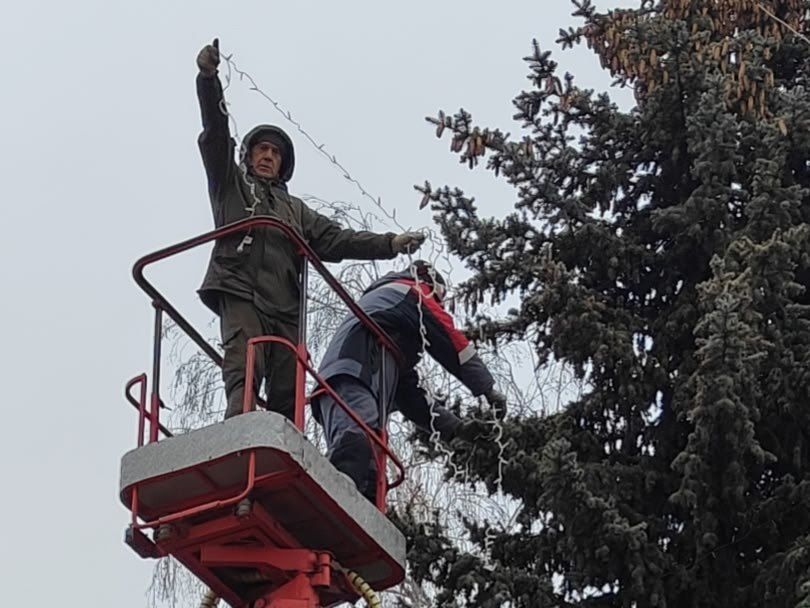 В Тамбове продолжаются работы по праздничному оформлению городских пространств