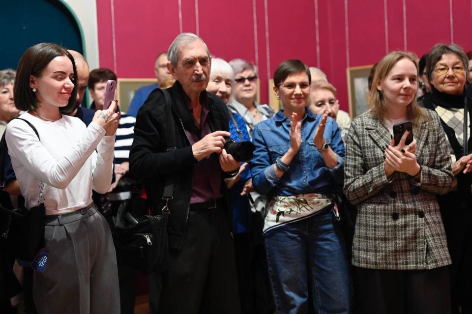 Сегодня в областной картинной галерее открылась персональная выставка работ Александра Стрыгина, у которого тяжелая форма церебрального паралича Сегодня в областной картинной галерее открылась персональная выставка работ Александра Стрыгина, у которого тяжелая форма церебрального паралича