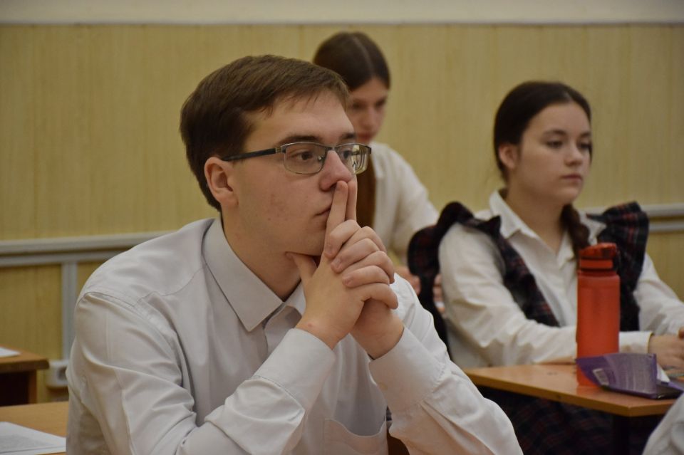 Сегодня у 1260 выпускников 11 классов школ города итоговое сочинение Сегодня у 1260 выпускников 11 классов школ города итоговое сочинение