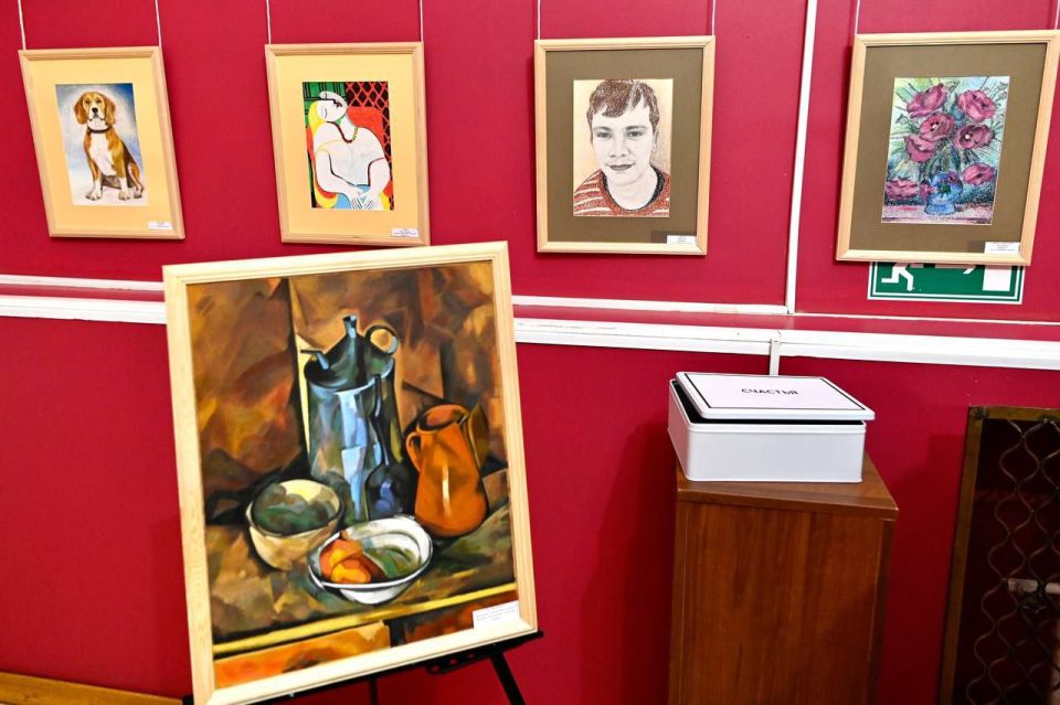 Сегодня в областной картинной галерее открылась персональная выставка работ Александра Стрыгина, у которого тяжелая форма церебрального паралича