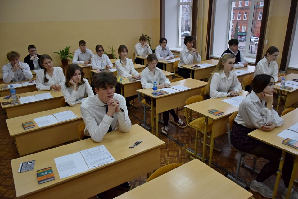 Сегодня у 1260 выпускников 11 классов школ города итоговое сочинение Сегодня у 1260 выпускников 11 классов школ города итоговое сочинение