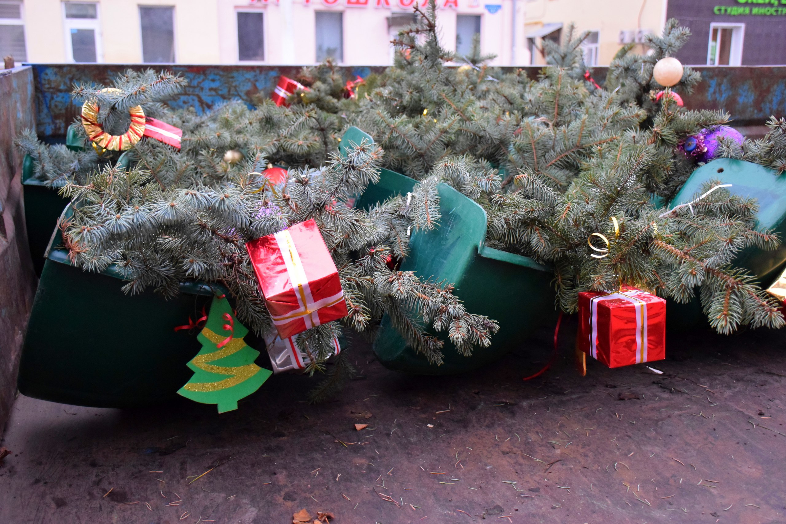 Продолжается новогоднее оформление областного центра Продолжается новогоднее оформление областного центра