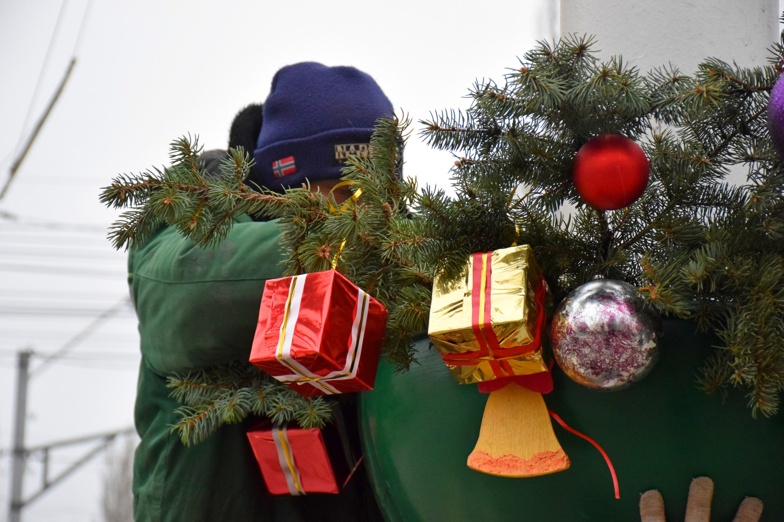 Продолжается новогоднее оформление областного центра Продолжается новогоднее оформление областного центра