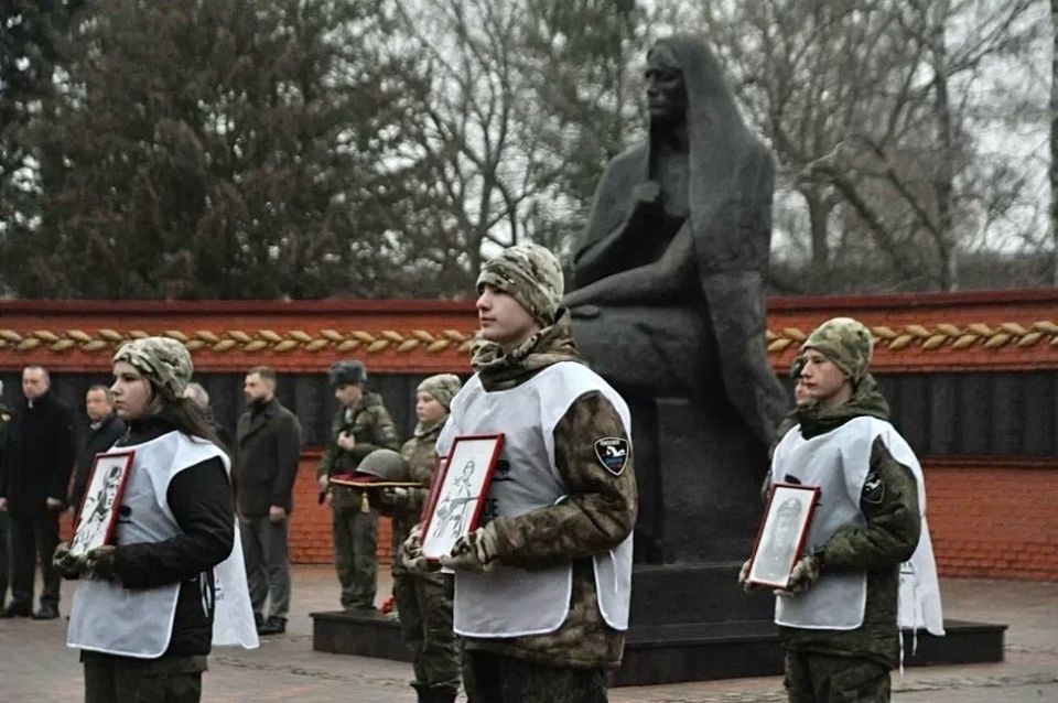 Традиционный памятный митинг ко Дню Неизвестного Солдата прошел сегодня на Воздвиженском кладбище