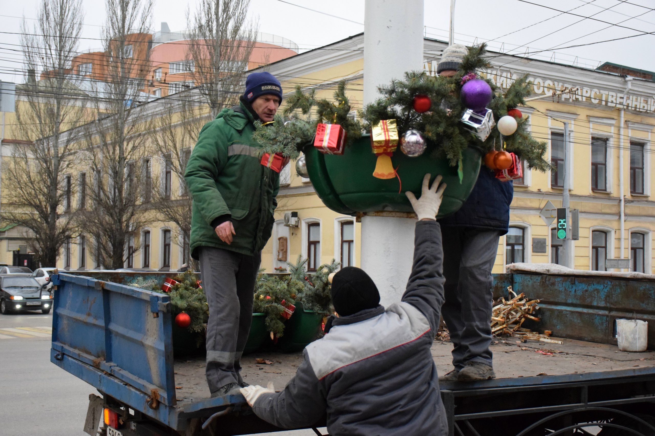 Продолжается новогоднее оформление областного центра Продолжается новогоднее оформление областного центра