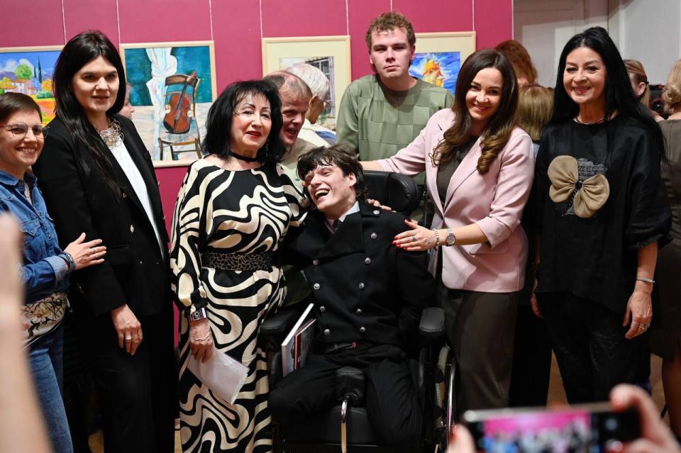 Сегодня в областной картинной галерее открылась персональная выставка работ Александра Стрыгина, у которого тяжелая форма церебрального паралича Сегодня в областной картинной галерее открылась персональная выставка работ Александра Стрыгина, у которого тяжелая форма церебрального паралича