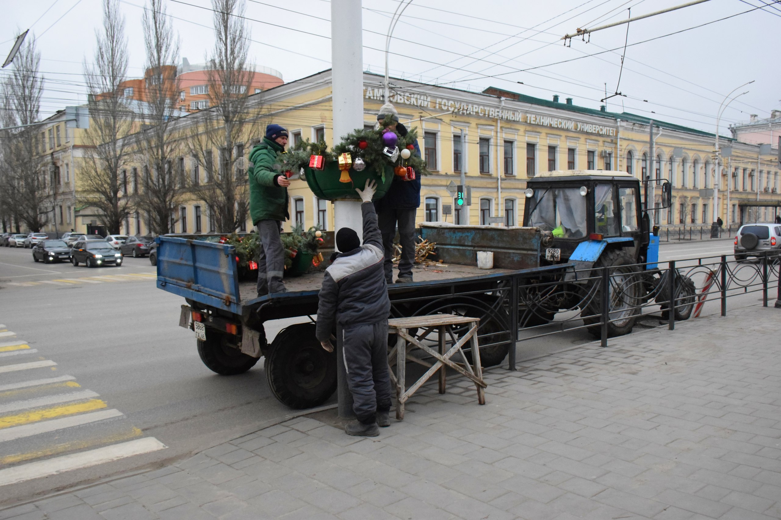 Продолжается новогоднее оформление областного центра Продолжается новогоднее оформление областного центра