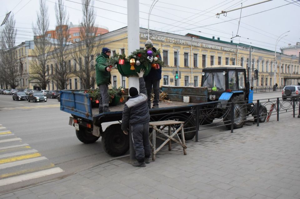 На улице Советской появились подвесные кашпо с новогодними украшениями