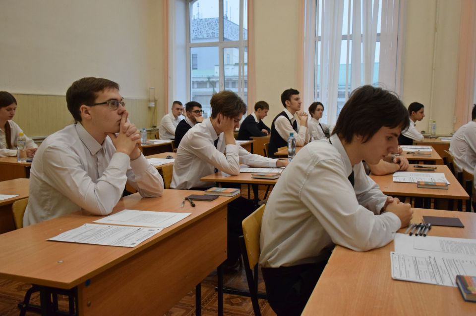 Сегодня у 1260 выпускников 11 классов школ города итоговое сочинение Сегодня у 1260 выпускников 11 классов школ города итоговое сочинение