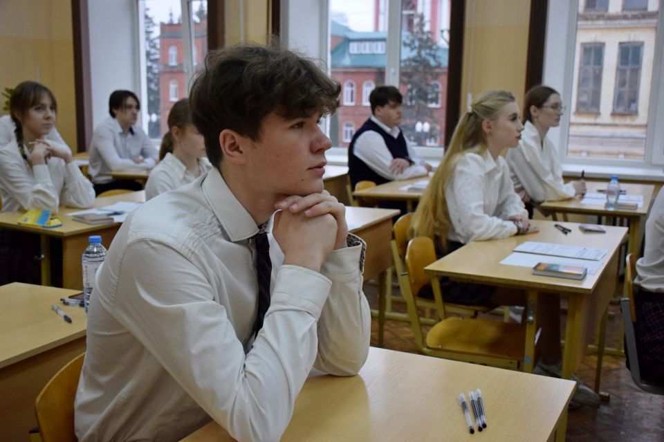 Сегодня у 1260 выпускников 11 классов школ города итоговое сочинение Сегодня у 1260 выпускников 11 классов школ города итоговое сочинение