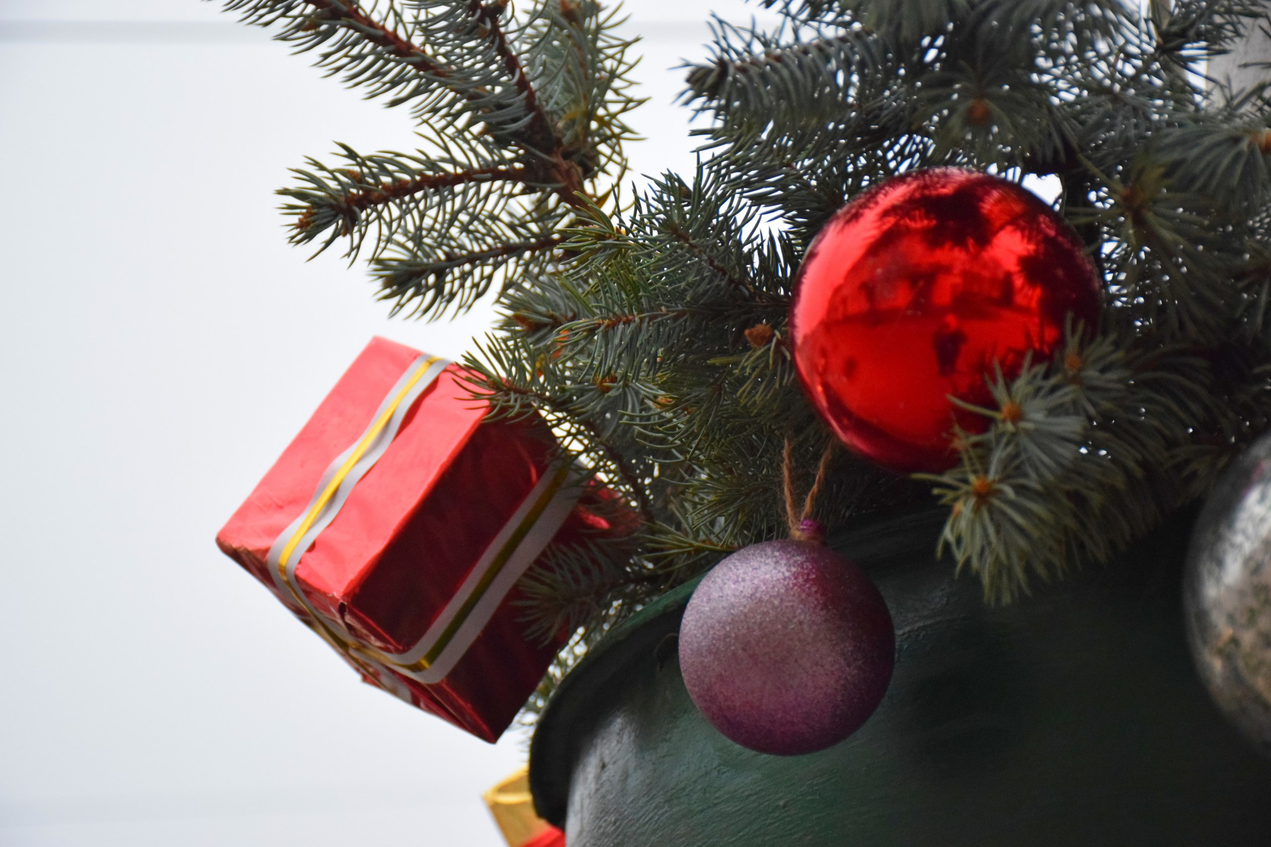 Продолжается новогоднее оформление областного центра Продолжается новогоднее оформление областного центра