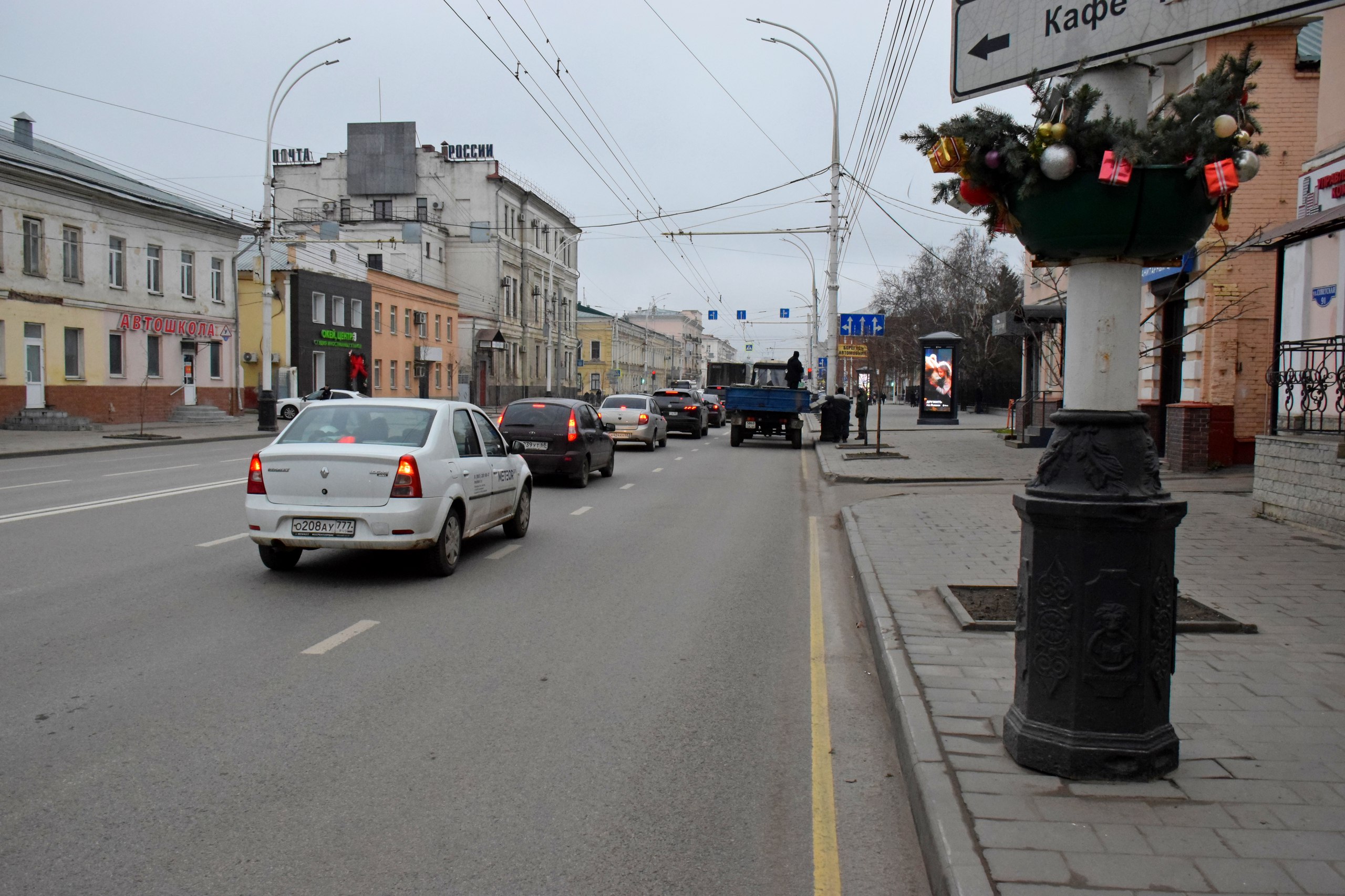 Продолжается новогоднее оформление областного центра