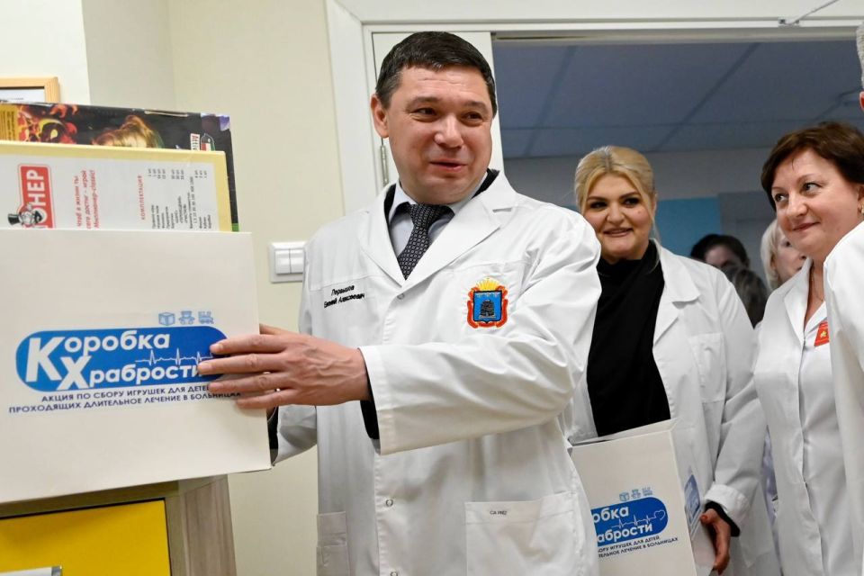 Маленьких пациентов областной детской больницы наградили за смелость подарками Маленьких пациентов областной детской больницы наградили за смелость подарками