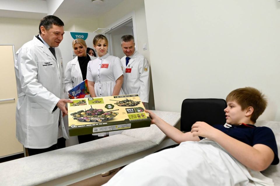 Маленьких пациентов областной детской больницы наградили за смелость подарками Маленьких пациентов областной детской больницы наградили за смелость подарками