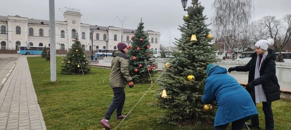 Ели на Привокзальной площади украсили к Новому году Ели на Привокзальной площади украсили к Новому году
