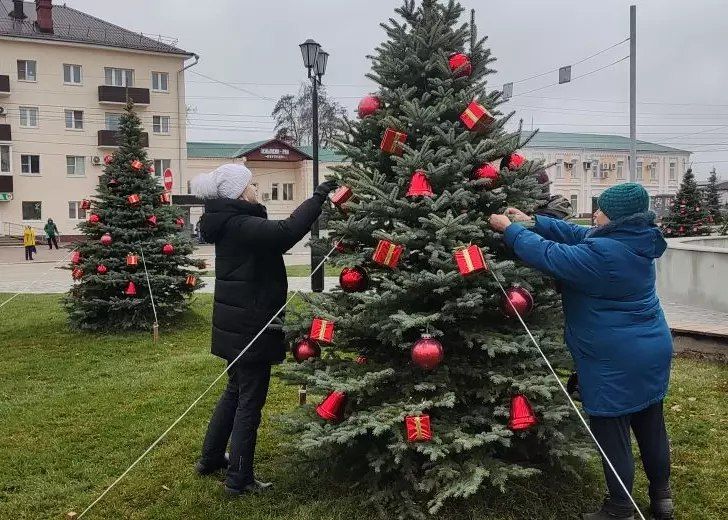 Ели на Привокзальной площади украсили к Новому году Ели на Привокзальной площади украсили к Новому году