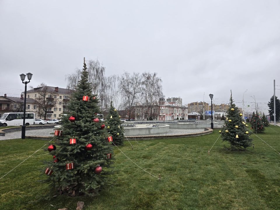 Ели на Привокзальной площади украсили к Новому году