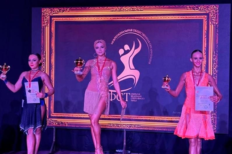 Юниоры ансамбля «Цвета радуги» победили на турнире Golden Step Cape в Москве