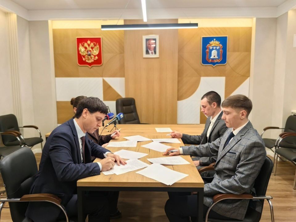 Министр спорта Тамбовской области Павел Грицков подписал соглашения с тремя молодыми специалистами, ставшими первыми участниками новой государственной программы «Земский тренер»