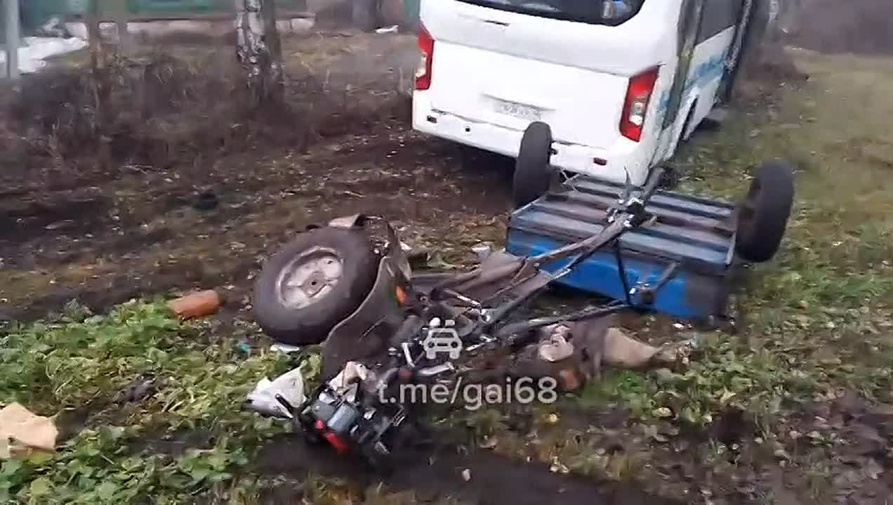 В Кирсановском округе столкнулись рейсовый автобус и мотоблок: погибла женщина