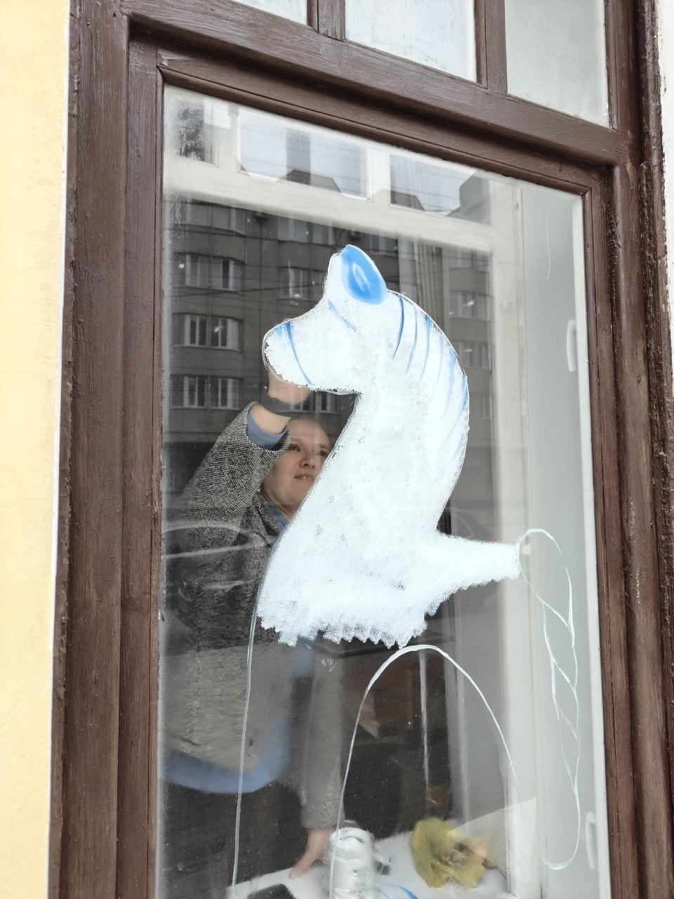 Вместо красной огненной — белая расписная: окна тамбовской художественной школы украсили к Новому году Вместо красной огненной — белая расписная: окна тамбовской художественной школы украсили к Новому году