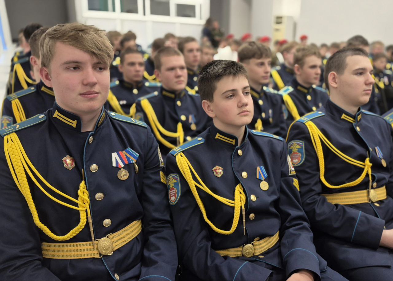В День Героев Отечества тамбовские кадеты профильного класса СК России приняли торжественную клятву юнармейца В День Героев Отечества тамбовские кадеты профильного класса СК России приняли торжественную клятву юнармейца