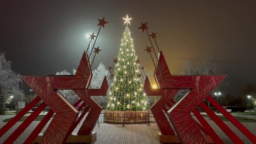 В Парке Победы нарядили ёлку