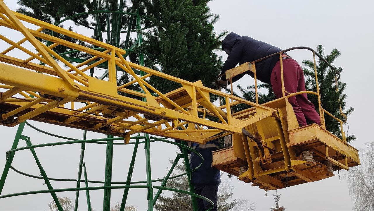 Подготовка к празднованию Нового года в областном центре идёт полным ходом Подготовка к празднованию Нового года в областном центре идёт полным ходом